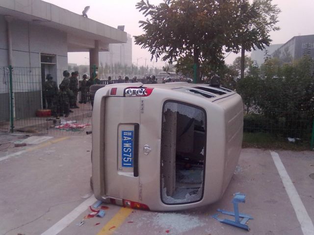 An overturned van in Taiyuan, China molihua.org