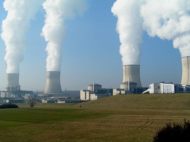 Nucleay power plant, France: Stefan Kühn via Wikimedia Commons