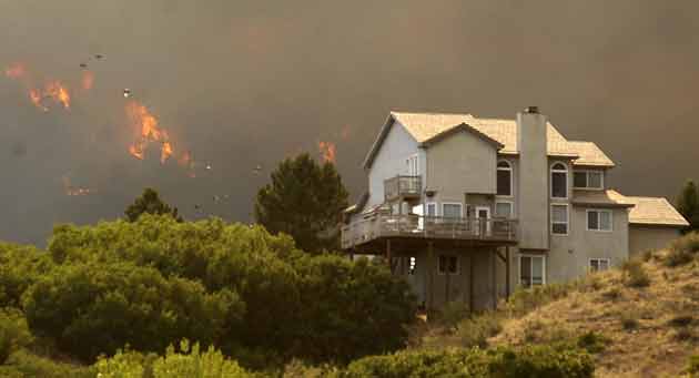 The Waldo Canyon fire invades the Mountain Shadows neighborhood of Colorado Springs Tuesday, June 26.  Jerilee Bennett/Colorado Springs Gazette